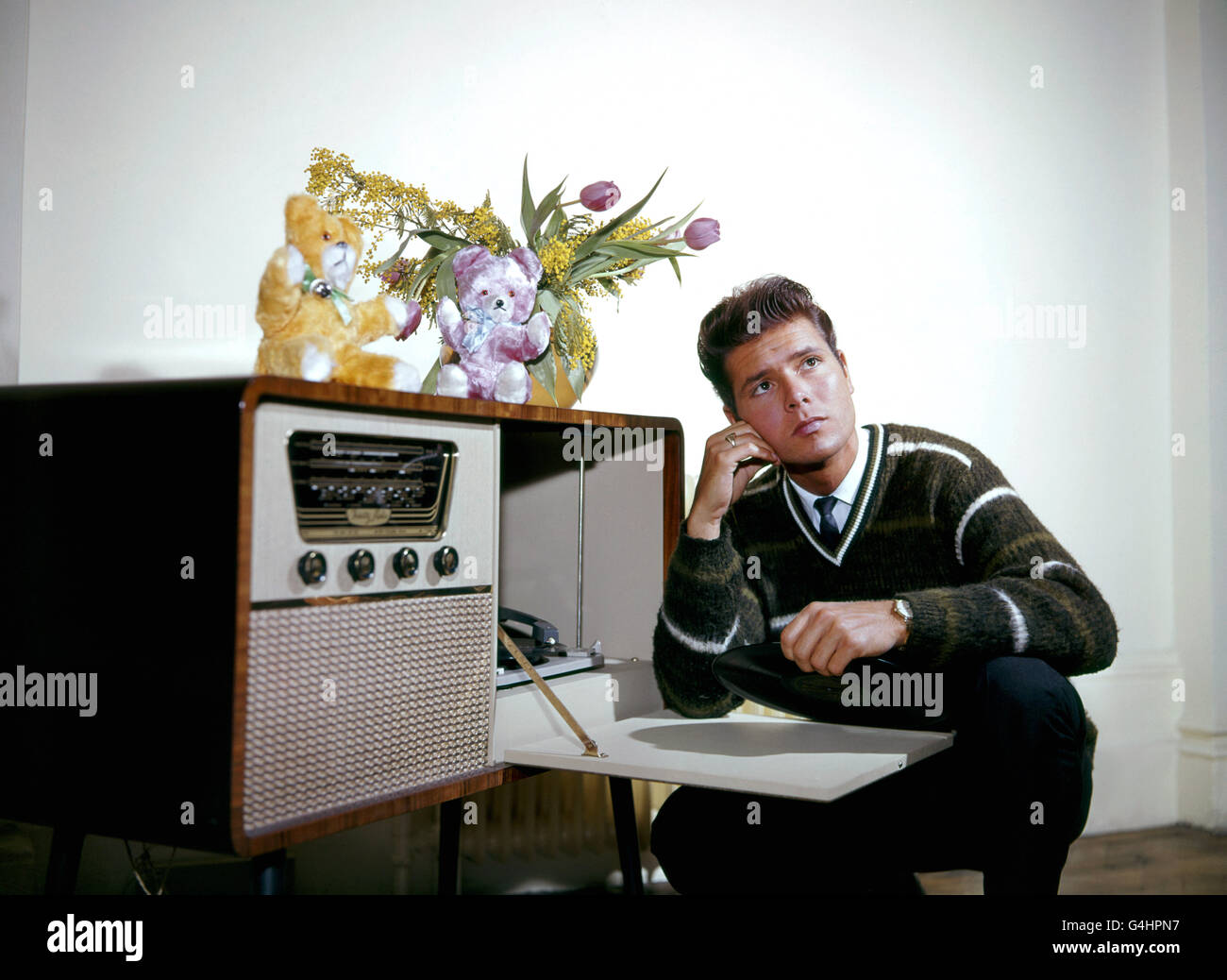 CLIFF RICHARD. PA NEWS PHOTO 20/2/63 A LIBRARY PHOTO OF SINGER CLIFF RICHARD DURING REHEARSALS AT HIS HOME Stock Photo