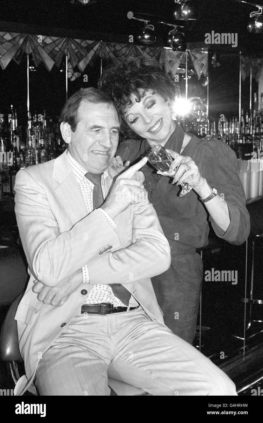 PA NEWS PHOTO 18/11/83 :ACTRESS JOAN COLLINS TEAMS UP FOR THEIR LAST COMMERCIAL TOGETHER AIDED BY 'DUTCH COURAGE'. IN HER CHARACTER MELISSA, JOAN POURS CINZANO OVER CO-STAR LEONARD ROSSITER. PICTURED HERE AT A FAREWELL PARTY HOSTED BY CINZANO AT STRINGFELLOWS CLUB IN LONDON A PARTY TO CELEBRATE THE LAST EVER RUN OF THE FAMOUS TELEVISION ADVERTS Stock Photo