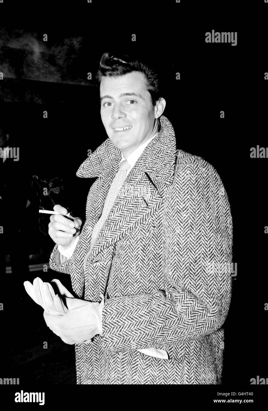 PA NEWS PHOTO 10/1/57 BRITISH ACTOR DIRK BOGARDE AT SOUTHAMPTON ON HIS RETURN HOME FROM NEW YORK IN THE CCUNARD LINER 'QUEEN MARY' Stock Photo