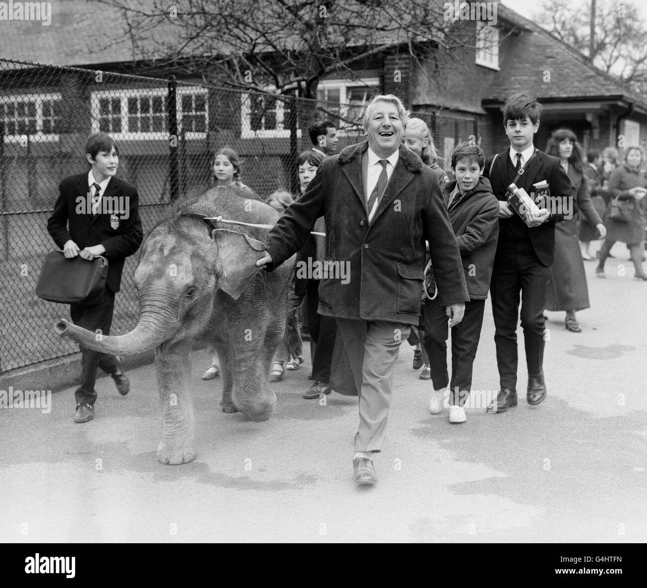 A LIBRARY FILE PICTURE OF JOHNNY MORRIS PRESENTER OF TELEVISION'S 'ANIMAL MAGIC' DURING A VISIT TO LONDON ZOO Stock Photo