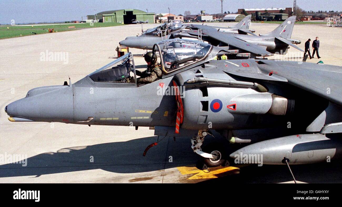 Four RAF Harrier GR 7 Fighter planes prepare to take off from Raf Wittering, today (Sunday), to join Nato Forces in Southern Italy as the Kosovo crisis continues. Photo by Andy Weekes/POOL. See WAR Harriers. Stock Photo