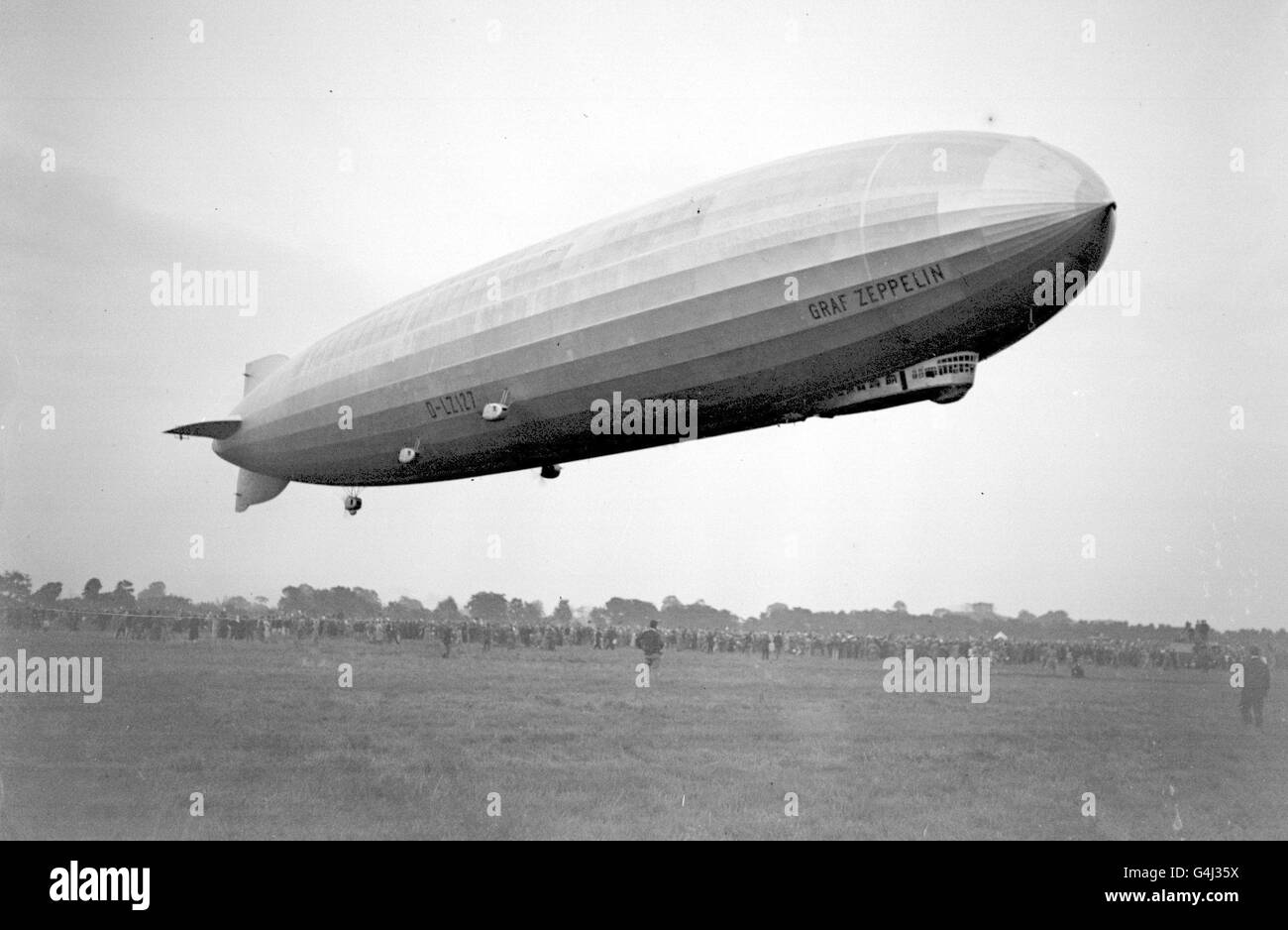 PA NEWS PHOTO 18/8/31 GERMAN AIRSHIP GRAF ZEPPELIN FLYING OVER HANWORTH DURING ITS VISIT TO GREAT BRITAIN ON A TWENTY-FOUR HOUR SIGHT SEEING CRUISE ROUND THE COUNTRY. Stock Photo