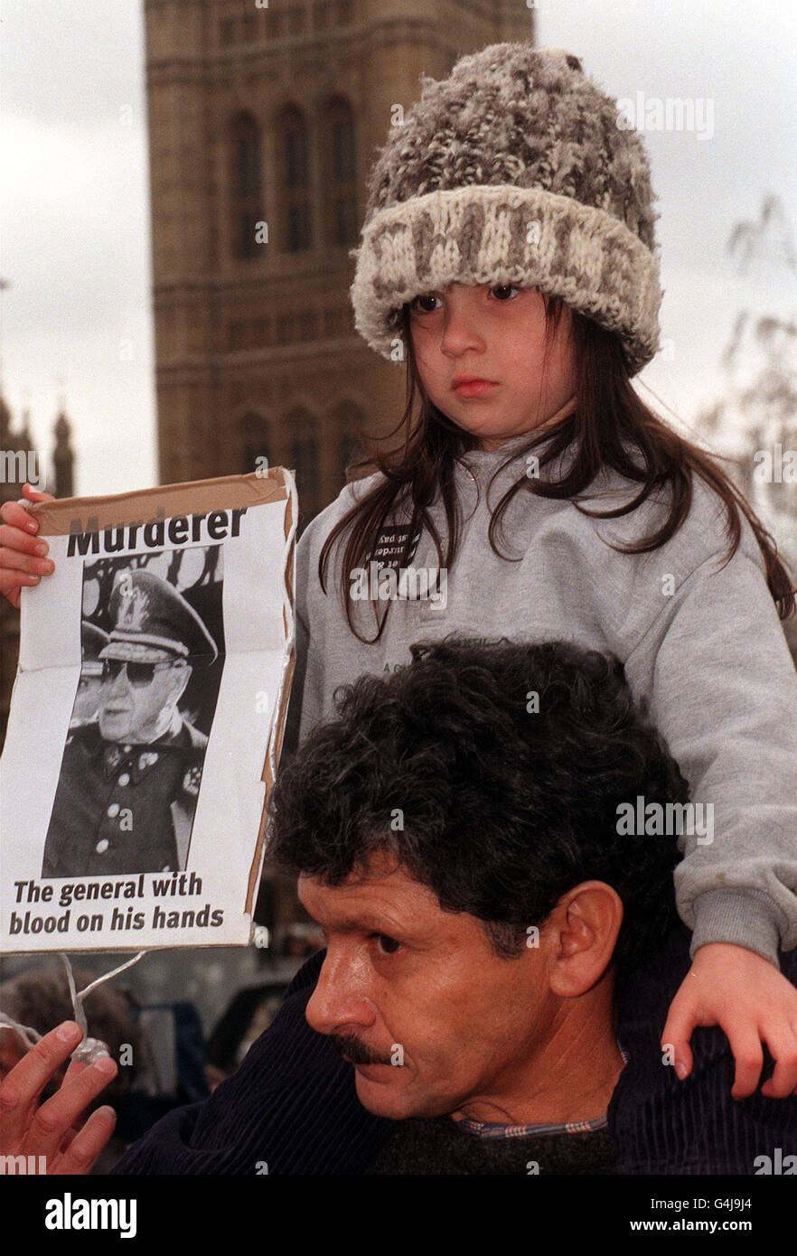 4 year-old Elana Bustos with her father Tito join Chilean anti-Pinochet demonstrators outside the Commons as they react to the verdict on his extradition. Stock Photo