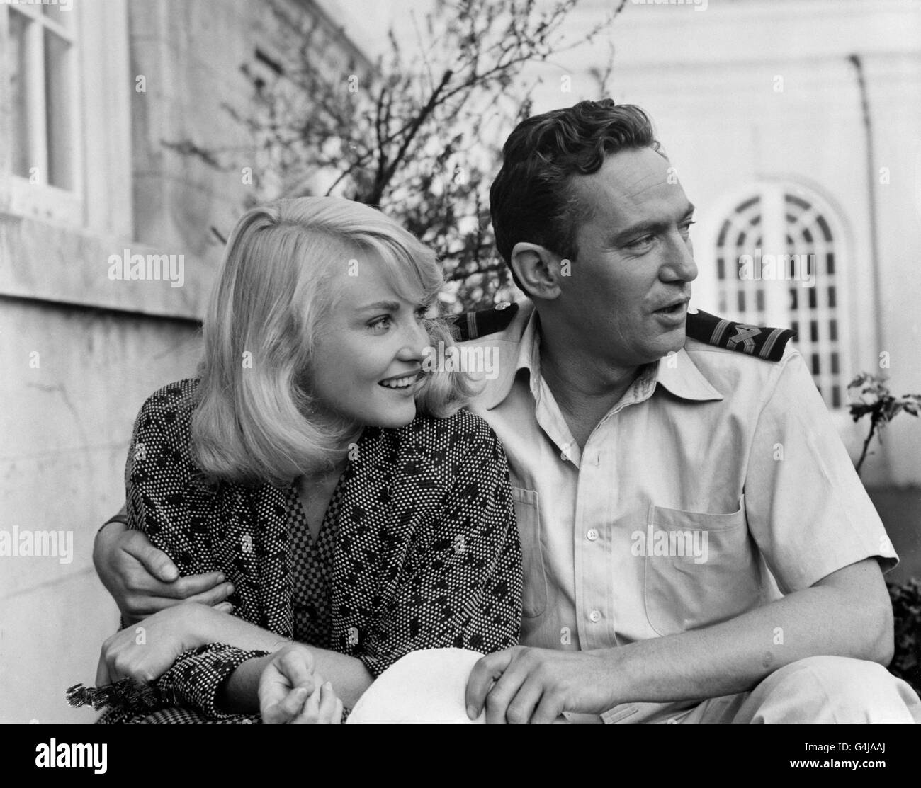 Peter Finch and Diane Cilento , stars of the film 'Passage Home', relax in the studio grounds at Pinewood. Stock Photo