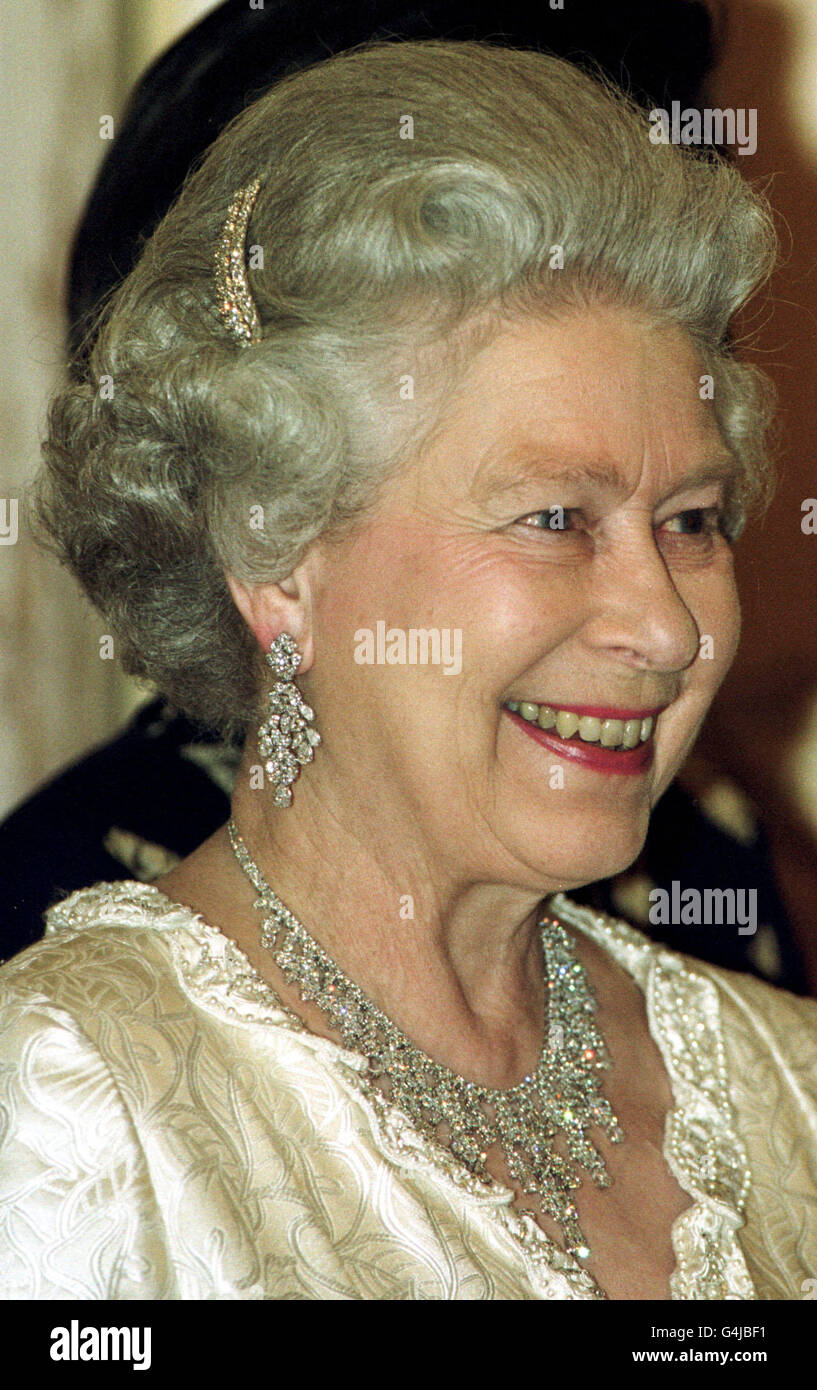 The Queen wears diamond hair ornaments, matching her other jewellery, to the state banquet held in her honour by President Kim Dae-jung at his official residence, the Blue House, in Seoul, South Korea on the second day off her state visit. Stock Photo