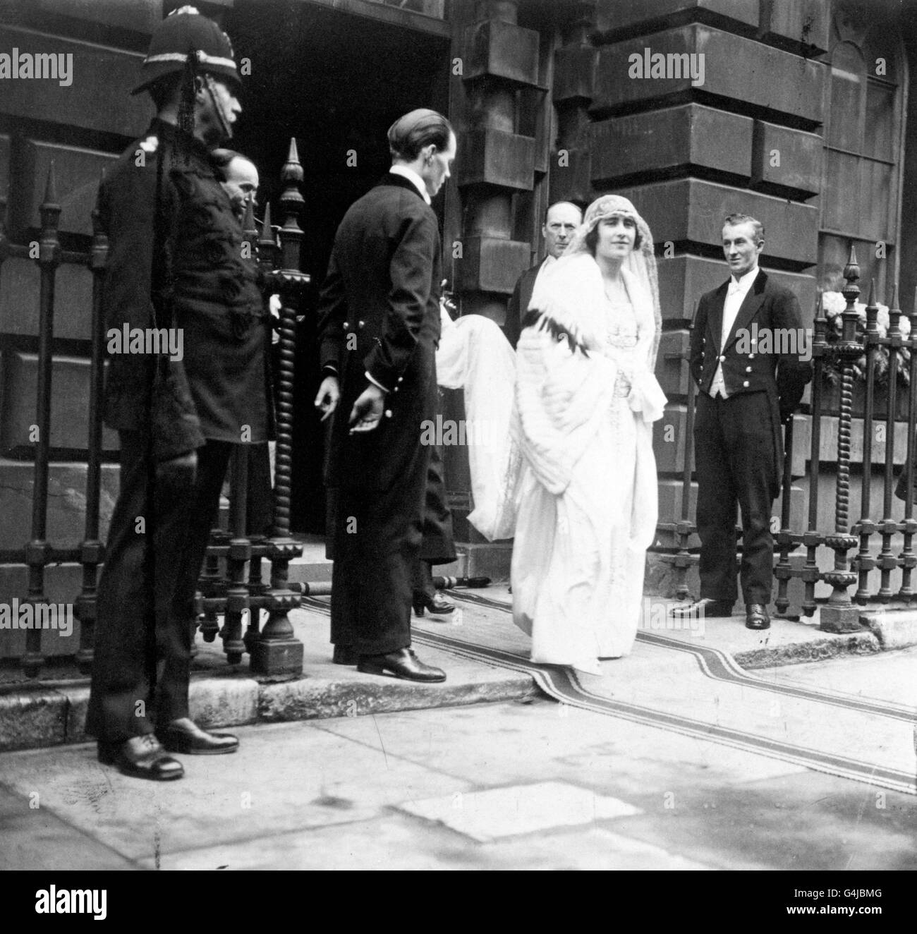 Lady Elizabeth Bowes-Lyon (later the Queen Mother) leaving her home in Bruton Street, London, on her way to Westminster Abbey for her wedding to the Duke of York (later King George VI). Stock Photo
