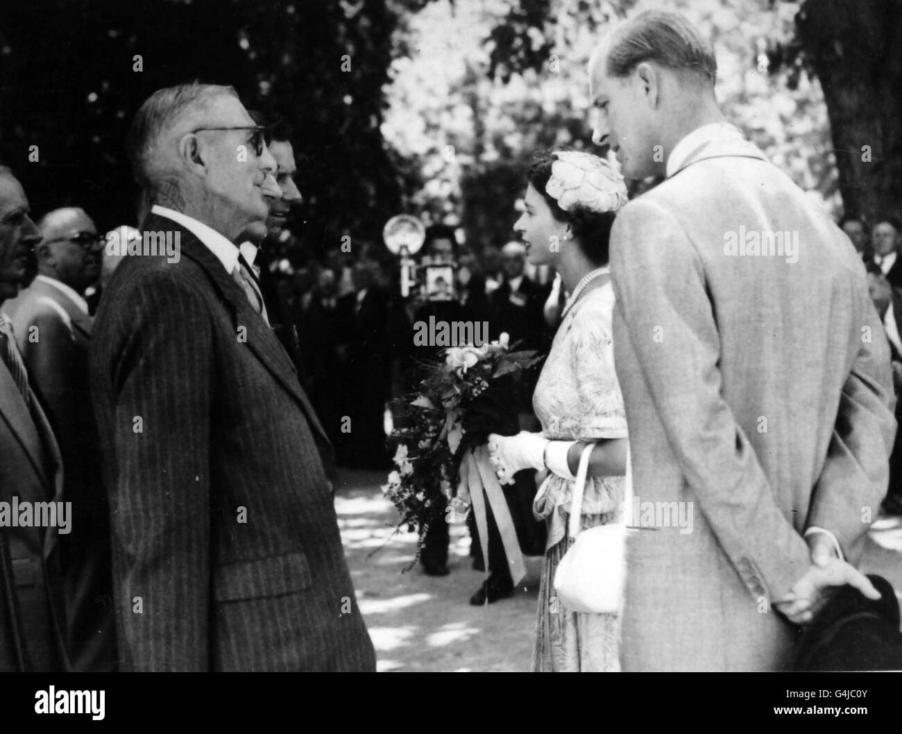 The Queen and Duke of Edinburgh talk to three winners of the Victoria Cross, Captain A.C Borella, Lieutenant-Colonel C.G Anderson and Sergeant R.R Rattey, when they attended an ex Servicemen's gathering at Wagga Wagga, New South Wales. Stock Photo