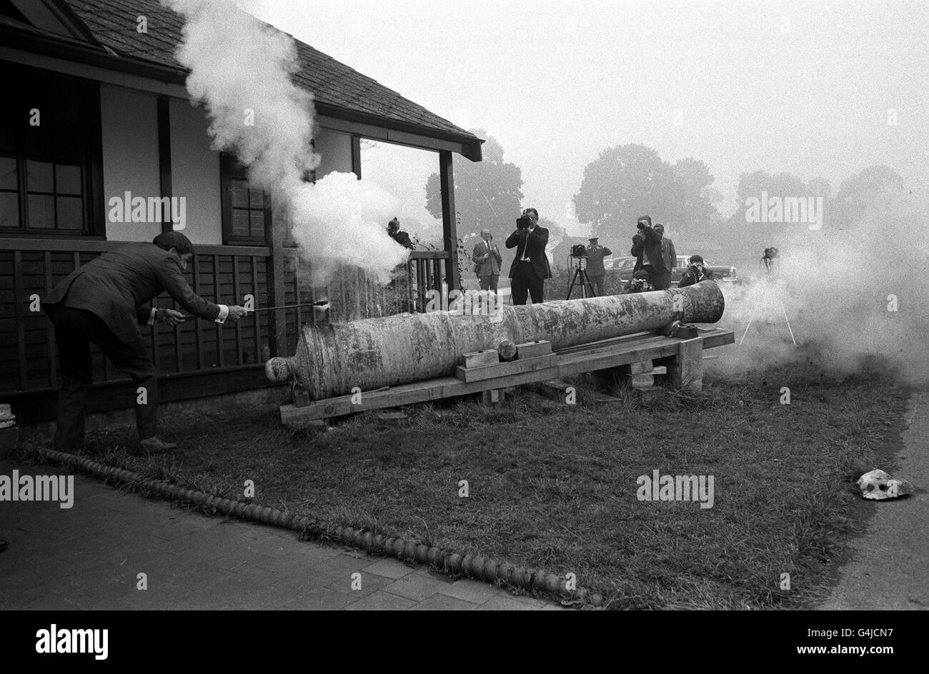 21/10/69: A LIBRARY FILE PICTURE OF THE 'VIGO' CANNON A LATE 17TH CENTURY FRENCH NAVAL PIECE BEING FIRED BY ROLAND MORRIS OF PENZANCE, CORNWALL AT THE SHOOTING SCHOOL OF MAYFAIR GUNMAKERS HOLLAND AND HOLLAND AT NORTHWOOD, MIDDLESEX Stock Photo