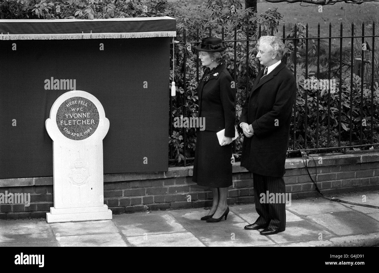 PA NEWS PHOTO 1/2/85 PRIME MINISTER MARGARET THATCHER STANDS BY THE MEMORIAL STONE TO WPC YVONNE FLETCHER IN ST JAMES SQUARE IN LONDON, WHO WAS GUNNED DOWN OUTSIDE THE LIBYAN PEOPLE'S BUREAU IN LONDON IN APRIL 1984 Stock Photo