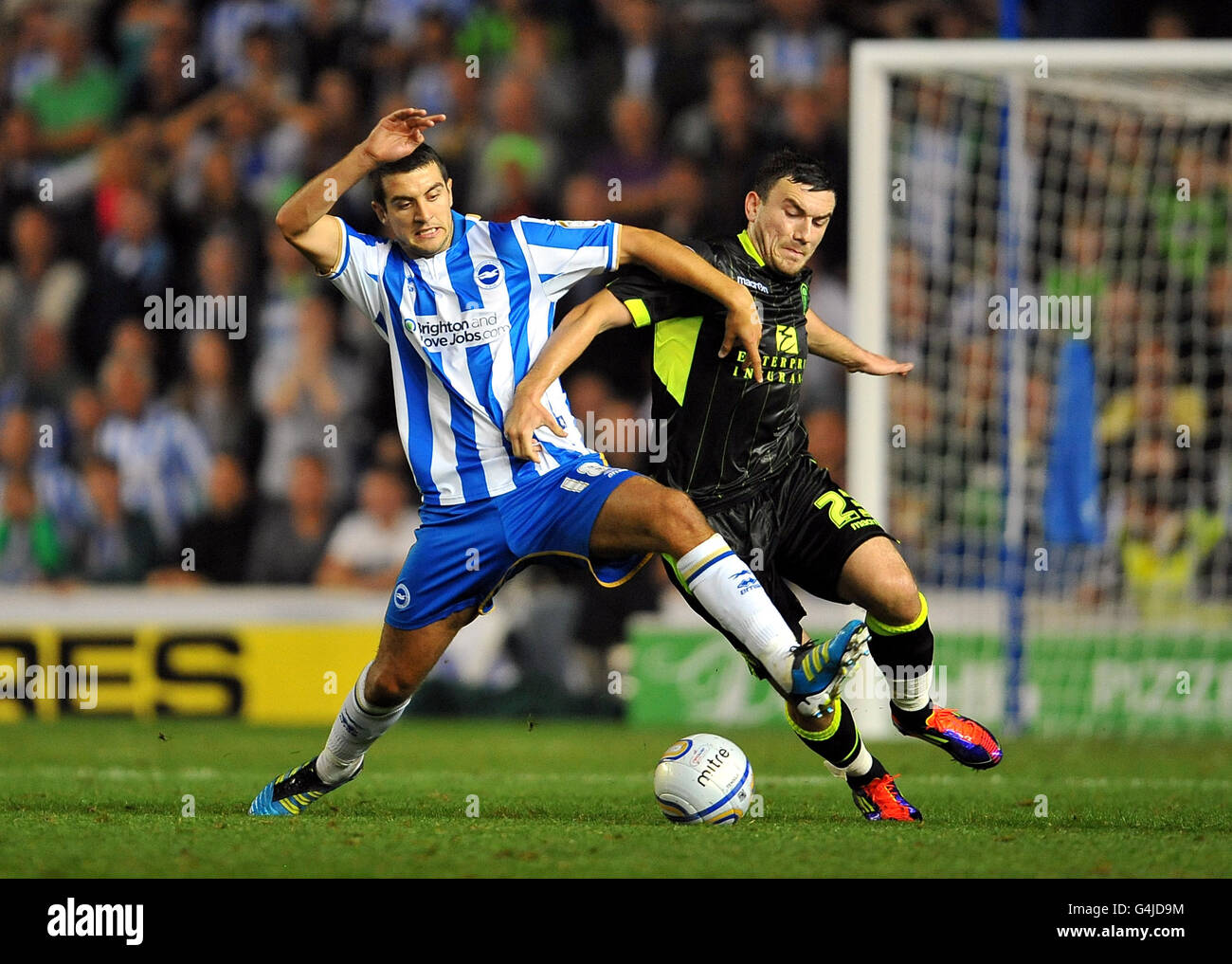Soccer - npower Football League Championship - Brighton and Hove Albion v Leeds United - AMEX Stadium. Brighton and Hove Albion's Gary Dicker (left) and Leeds United's Robert Snodgrass battle for the ball Stock Photo