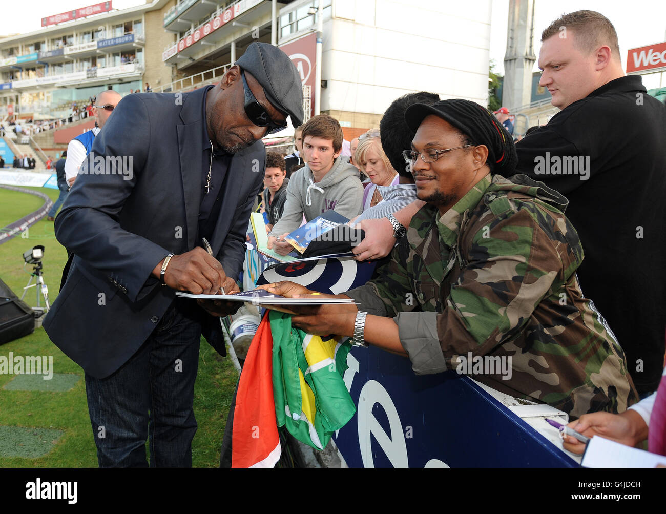 Cricket - Natwest First International Twenty20 - England v West Indies - The Kia Oval. Sir Viv Richards signing an autograph for a fan Stock Photo