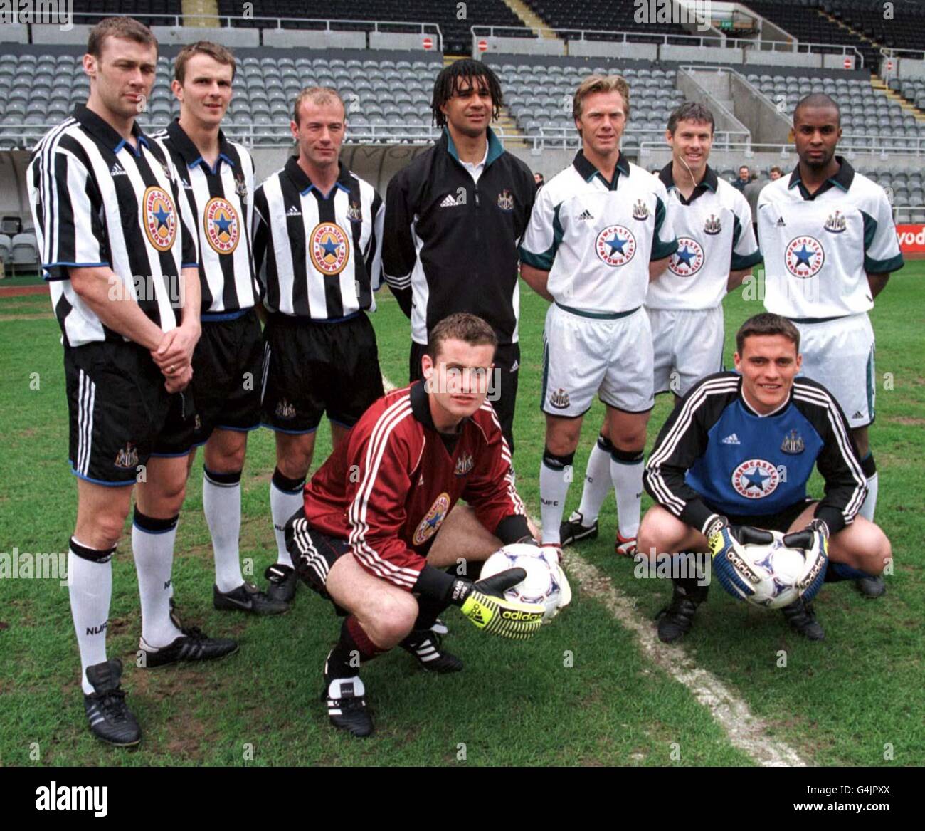 Newcastle reveal their new home and away strips at St. James Park. (l-r back row) Ferguson, Hamann, Shearer, Manager Ruud Gullit, Barton, Lee and Domi. (front) Given and Harper. Stock Photo