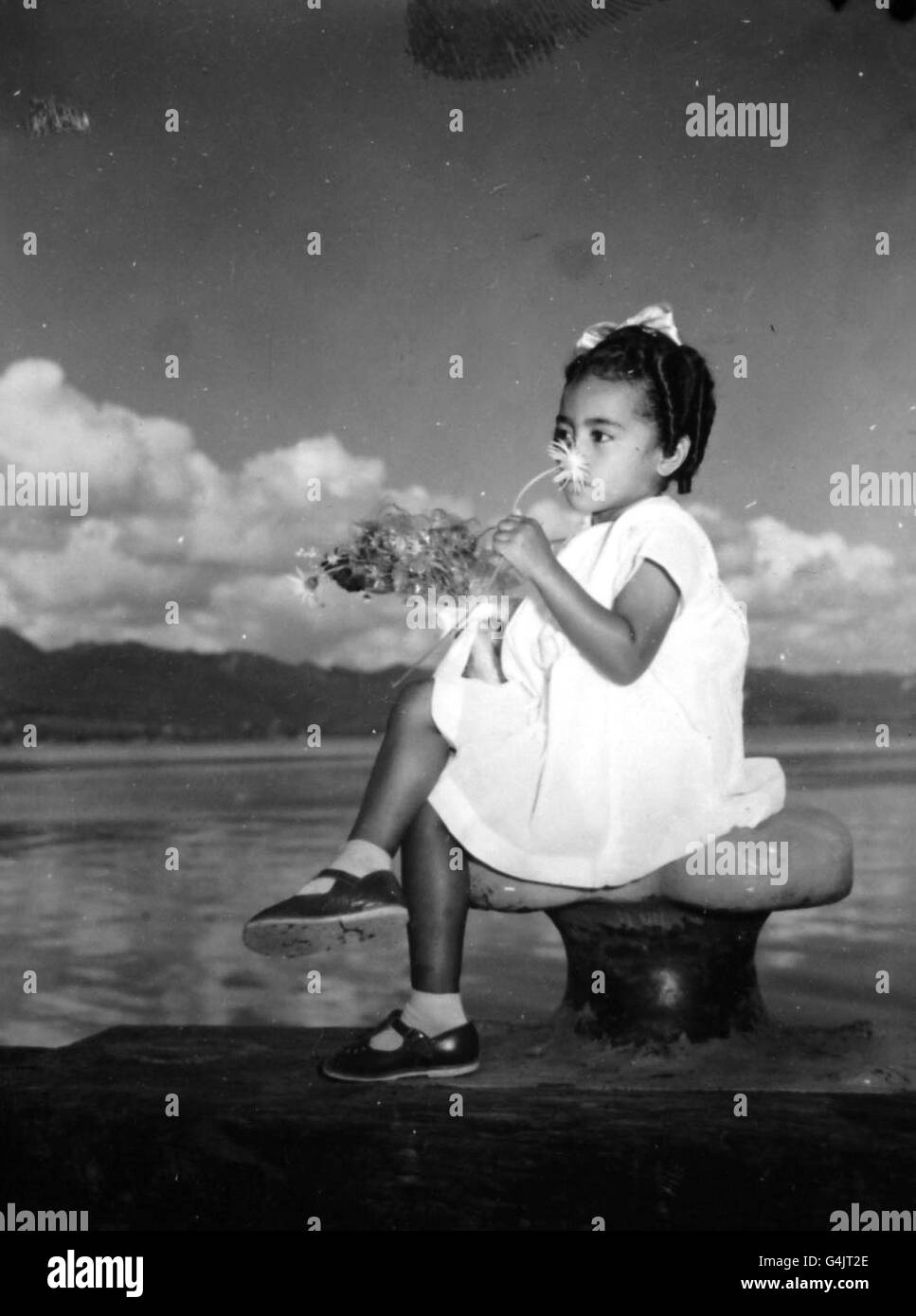 **Scanned low-res from contact** Four year old Adi Mei Kainona, waiting with flowers to present to the Queen, during her visit to Fiji on her tour of the Commonwealth. Stock Photo