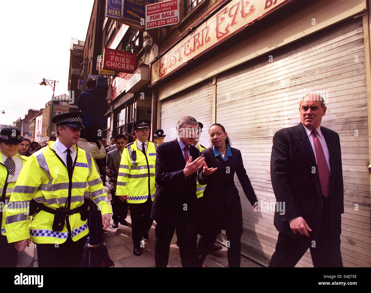 British Home Secretary Jack Straw (3rd R), with Bethnal Green and Bow MP Oona King (2nd R), at the scene of the nail bombing 24/04/99 in East London's Brick Lane. Stock Photo