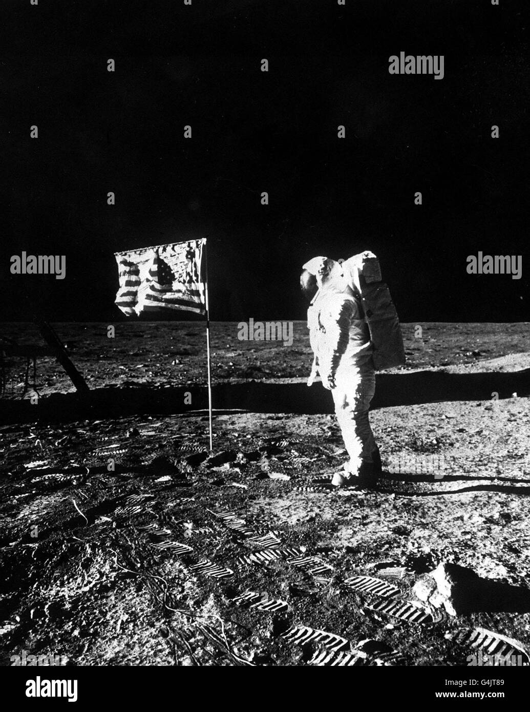PA NEWS PHOTO 21/8/69 A LIBRARY FILE PICTURE OF ASTRONAUT EDWIN ALDRIN WITH THE FLAG OF THE UNITED STATES PLANTED IN THE SURFACE OF THE MOON ON THE APOLLO 11 FLIGHT TO THE MOON Stock Photo