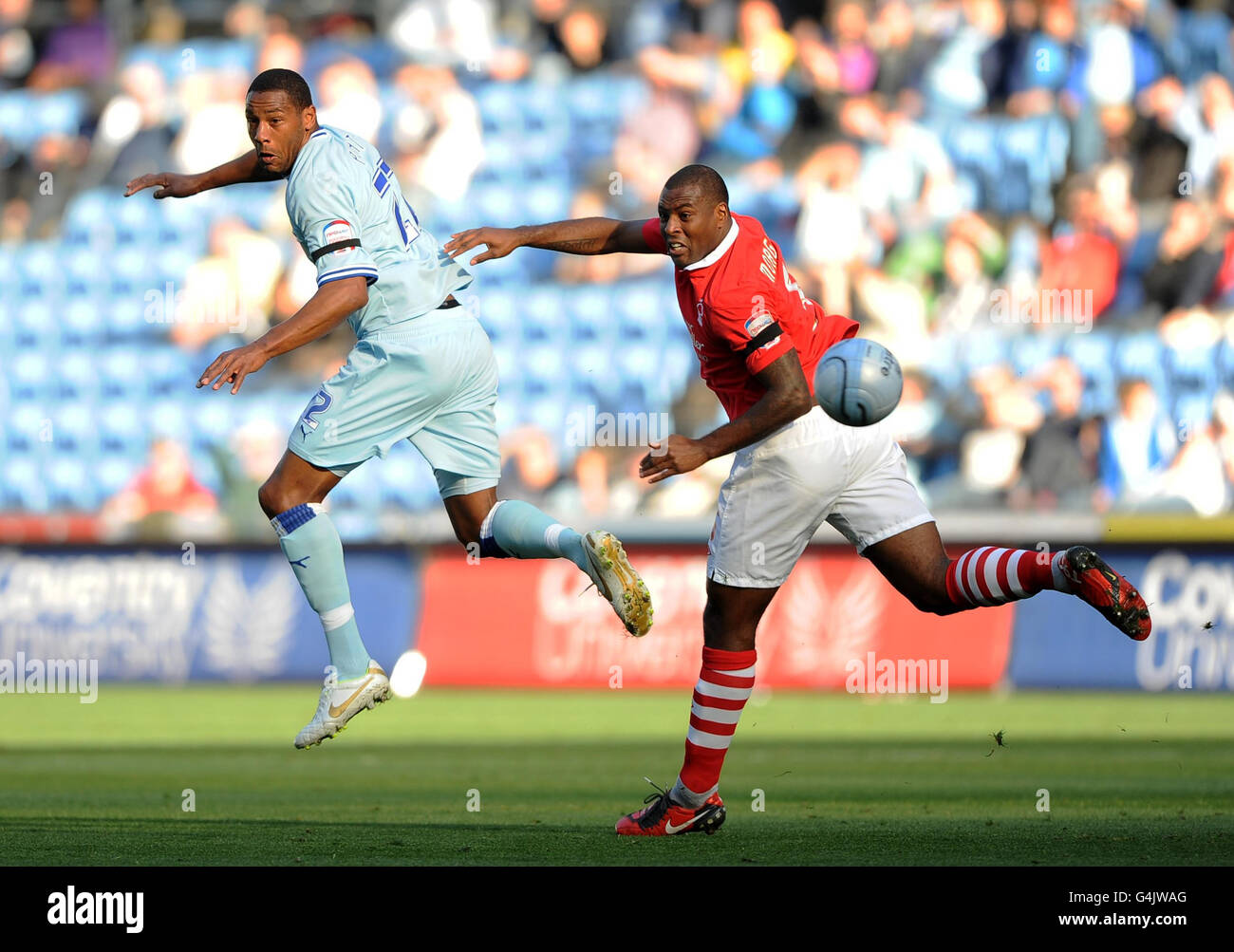 Coventry City's Clive Platt and Nottingham Forest's Wes Morgan battle for the ball during the npower Football League Championship match at the Ricoh Arena, Coventry. Stock Photo