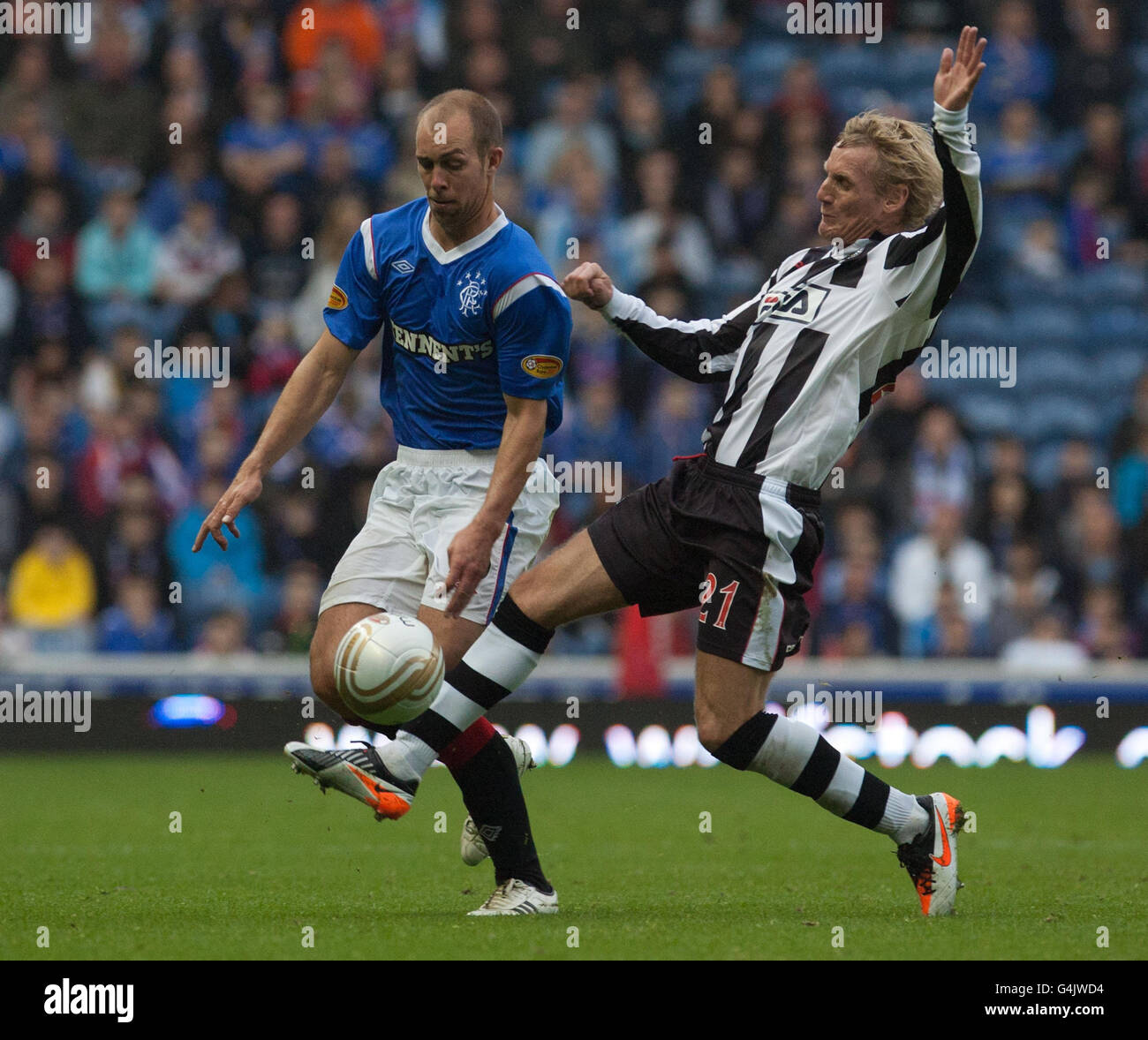 Rangers' Steven Whittaker battles with St Mirren's Gary Teale during the Clydesdale Bank Scottish Premier League match at Iborx Stadium, Glasgow. Stock Photo