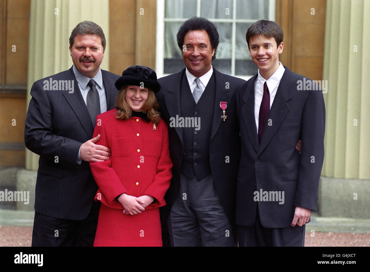 Tom Jones & family/OBE Stock Photo - Alamy