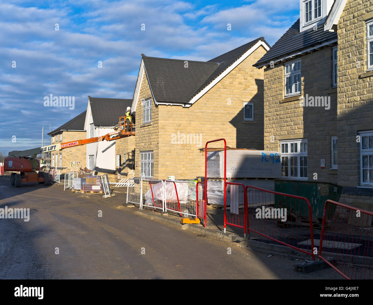 dh New houses England REDROW HOMES UK Under Construction site building worker build house new housing development Stock Photo