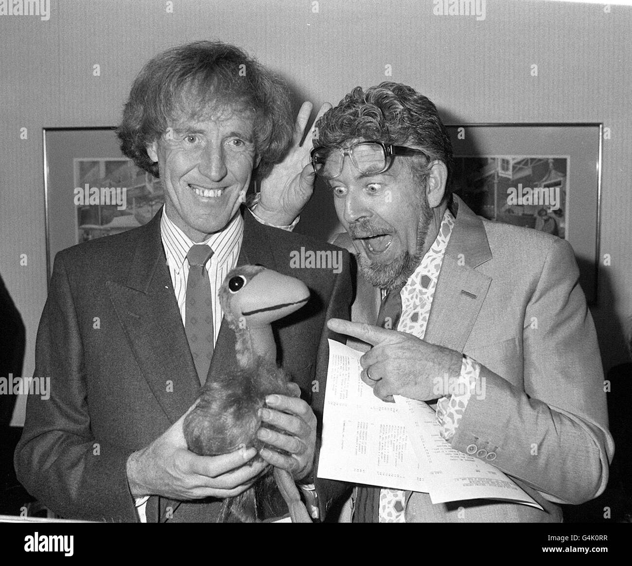 A surprise from TV star Rolf Harris with a character from his Australian homeland - a mini version of the infamous Emu held by entertainer Rod Hull. *17/3/1999: Hull, best known for his partnership with the puppet Emu, has died, Sky News reported Thursday March 17, 1999. Stock Photo