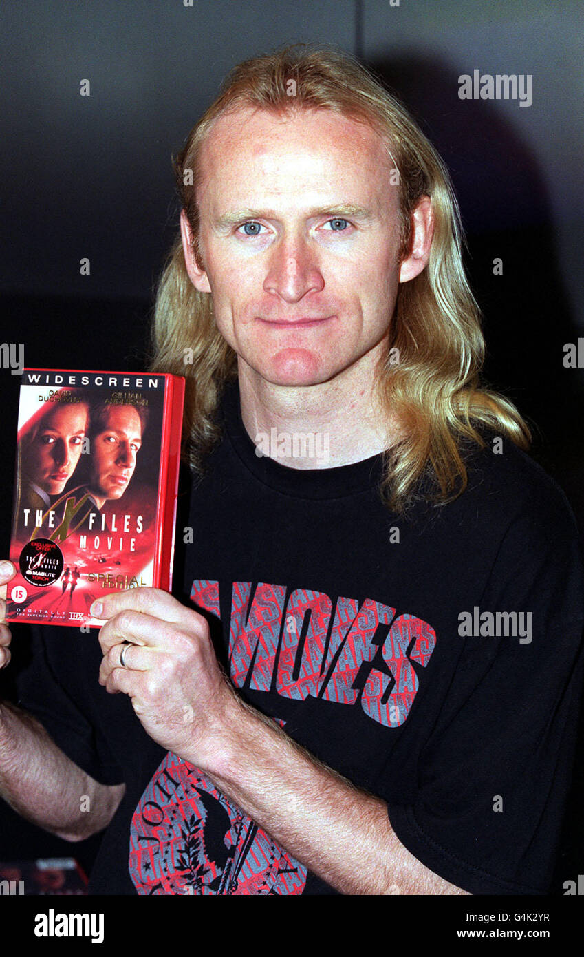 Actor Dean Haglund, who plays Langly, one of the Lone Gunmen who help Mulder and Scully in The X-Files, at London's HMV on Oxford Street, where he launched 'X-Files - The Movie' on video. Stock Photo
