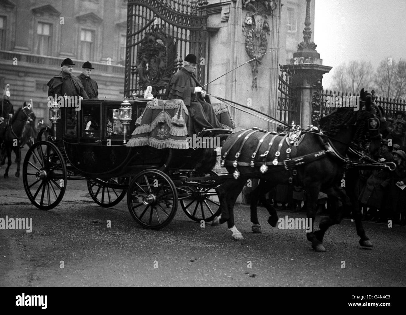 The bridegroom, the Duke of York (later King George VI) leaving Buckingham Palace by carriage for Westminster Abbey in London, before the royal wedding to Lady Elizabeth Bowes-Lyon (later the Queen Mother) Stock Photo