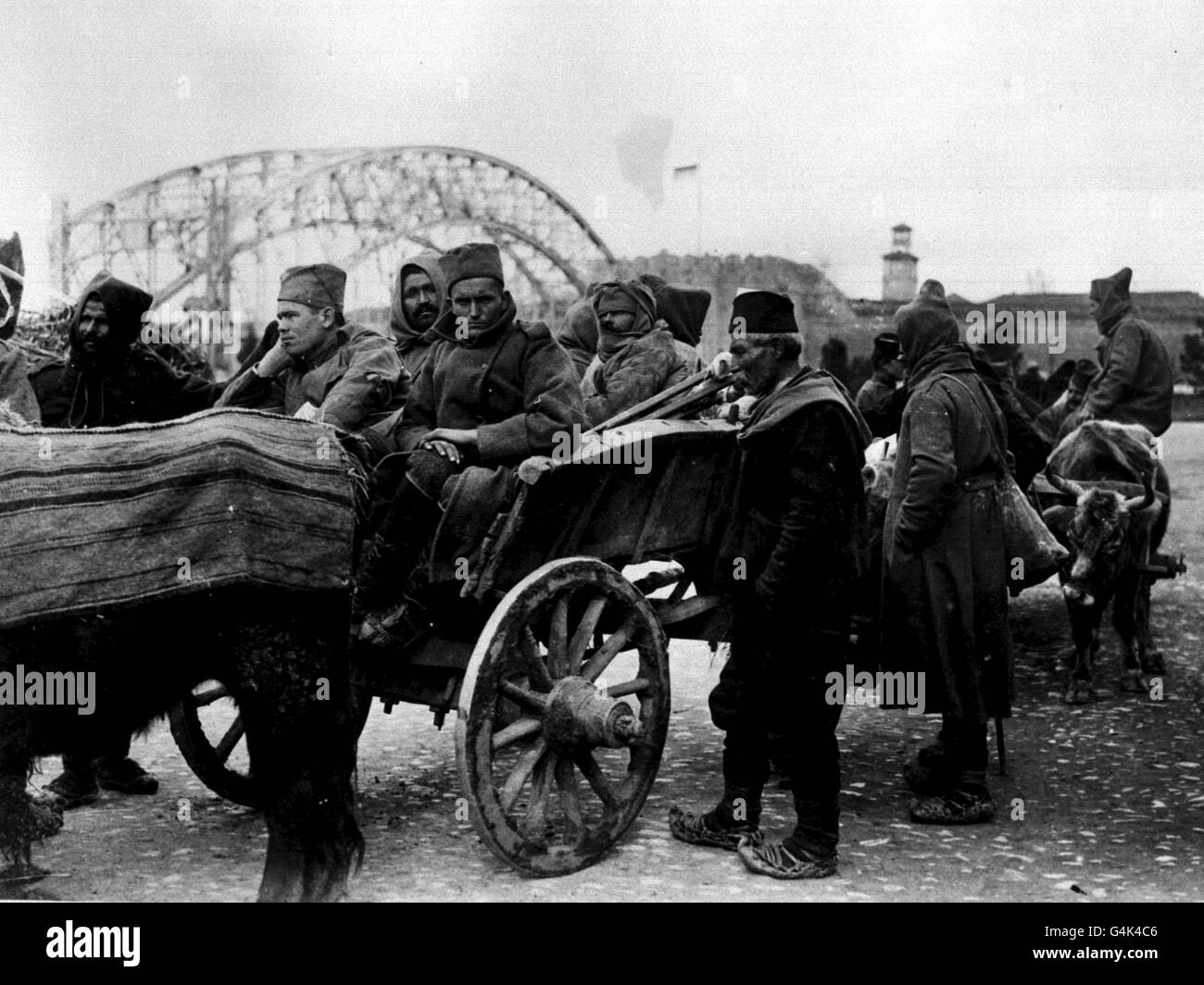 PA NEWS PHOTO CIRCA : 1915 A LIBRARY FILE PICTURE OF SERBIAN TROOPS WOUNDED DURING THE WINTER IN CARTS PULLED BY OXEN DURING THE FIRST WORLD WAR. Stock Photo