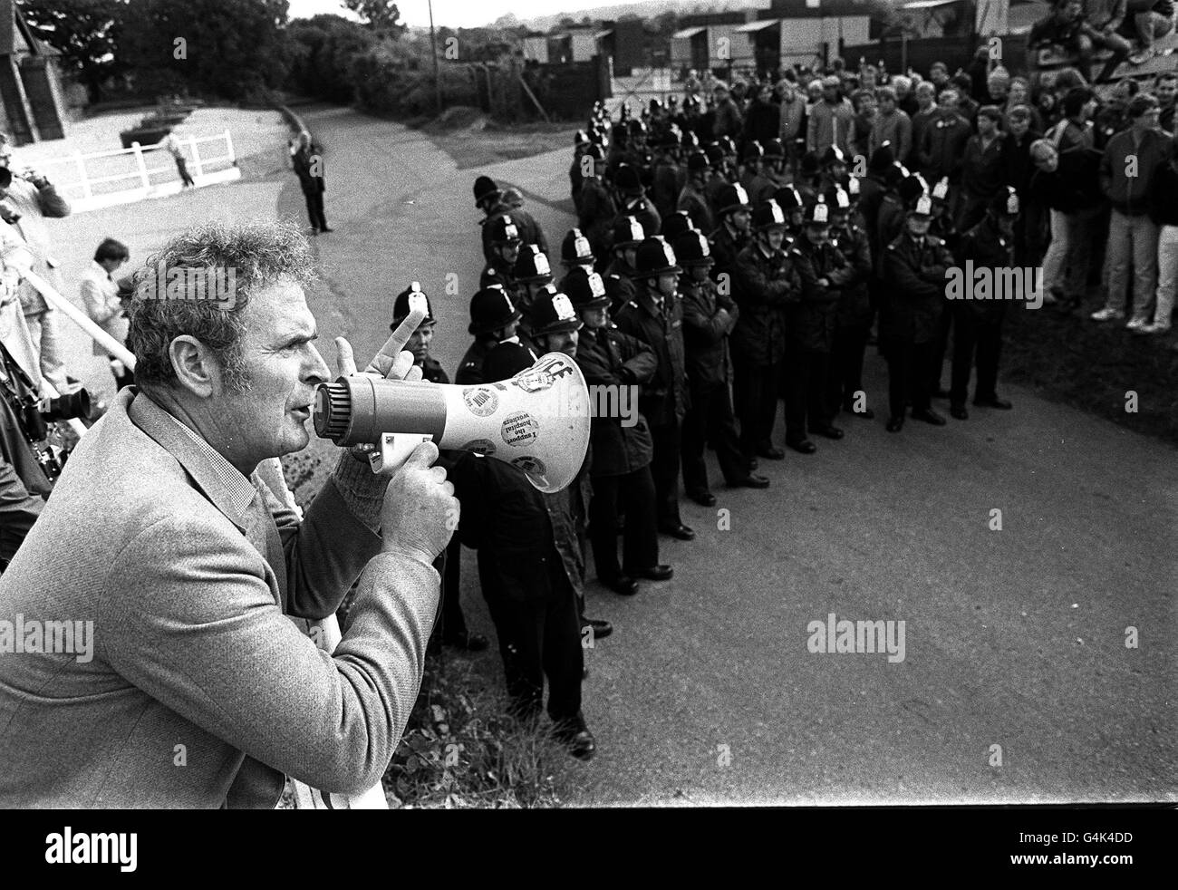 PA NEWS PHOTO 5/9/84 JACK COLLINS, SECRETARY OF THE KENT NUM, USES A LOUD HAILER TO ADDRESS THE MINERS PICKET, WATCHED BY POLICE AT THE TILMANSTONE COLLIERY, NEAR DOVER, DURING THE YEAR LONG MINERS STRIKE. Stock Photo