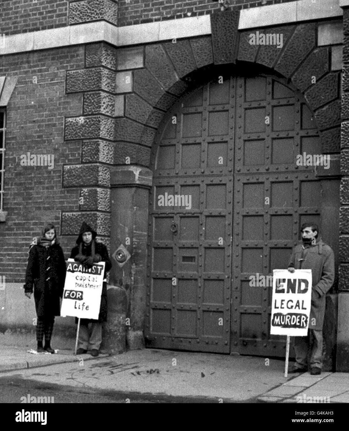 Library filer ref 94487-2, dated 4.4.62, of anti-captial punishment protestors outside Bedford Prison when James Hanratty was executed. Police suppressed vital evidence which could have saved James Hanratty from the gallows 37 years ago, his family claimed today (Monday) as they celebrated a decision to send the case back to the Court of Appeal. PA. See PA Story COURTS Hanratty. **Available b/w only** Stock Photo