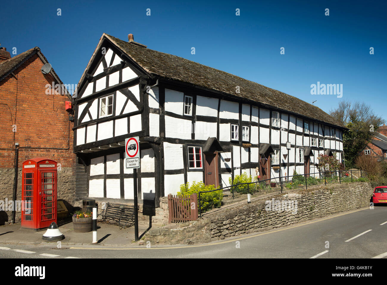 UK, England, Herefordshire, Pembridge, Bridge Street, Duppa’s 1661 Almshouses and village phone box Stock Photo