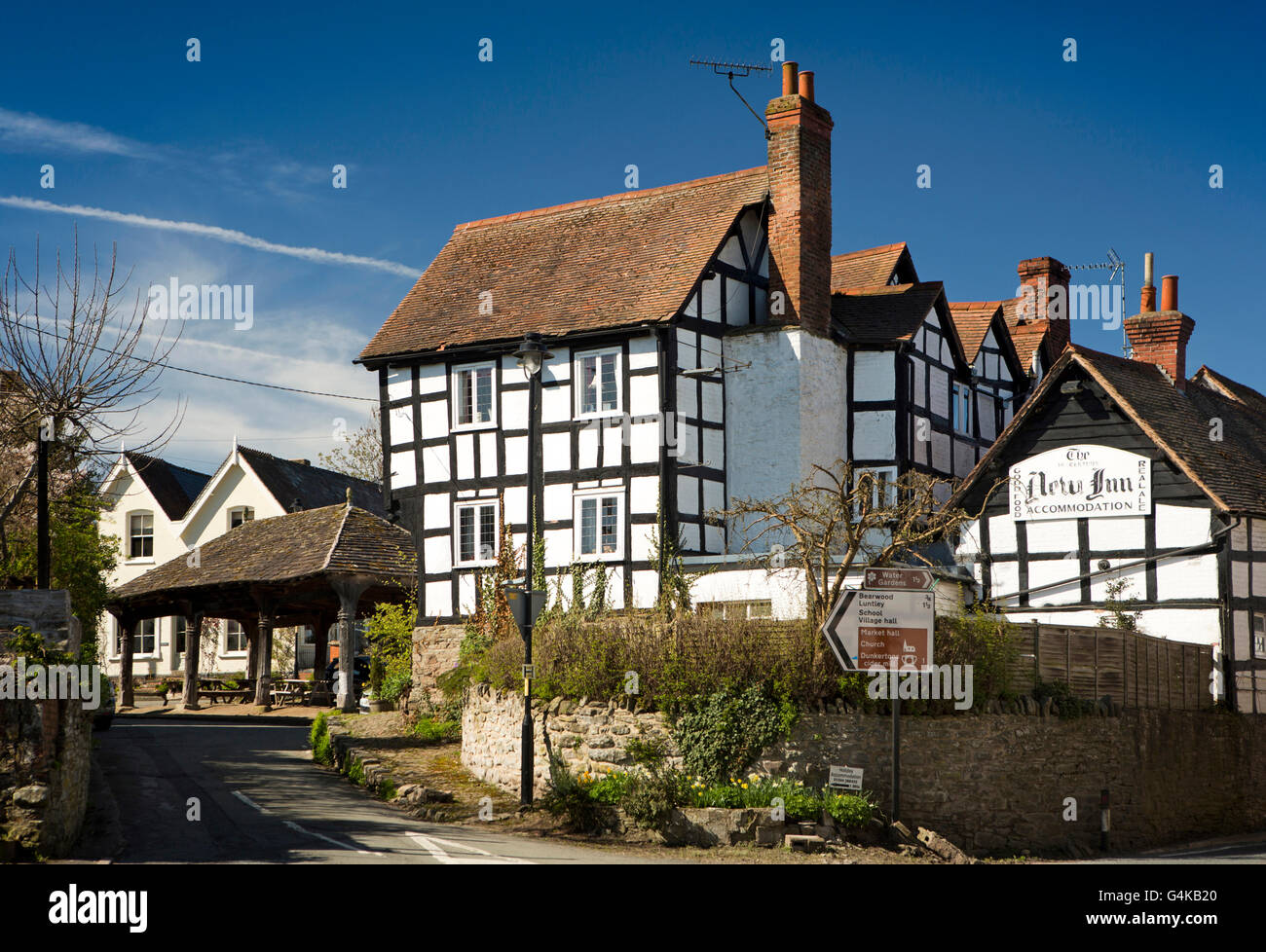 UK, England, Herefordshire, Pembridge, High Street, the New Inn and C16th wooden Market Hall Stock Photo