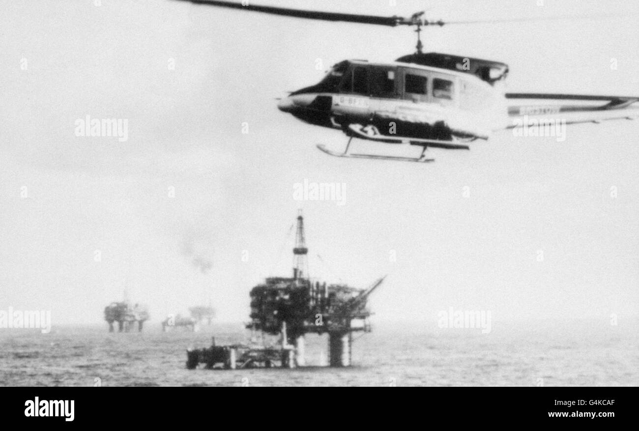 Shell oil rig Black and White Stock Photos & Images Alamy