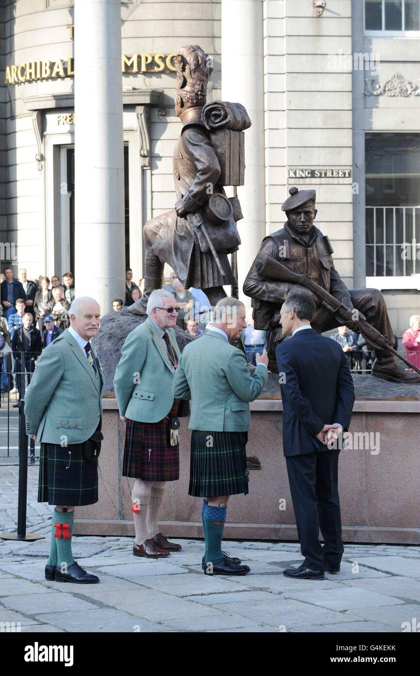 The Prince of Wales meeting the sculptor Mark Richards as he arrives to unveil a commissioned statue to the Gordon Highlands Regiment, at Castlegate, Aberdeen. Stock Photo