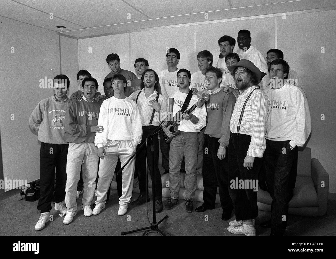 PA NEWS PHOTO 13/4/87 A LIBRARY FILE PICTURE OF COCKNEY SINGING DUO CHAS (RIGHT HAT) AND DAVE (CENTRE BEARD) JOIN FORCES WITH THE TOTTENHAM HOTSPUR FOOTBALL TEAM TO RECORD SPURS NEW SINGLE 'HOT SHOT TOTTENHAM' IN LONDON IN PREPARATION FOR THE CLUB'S FA CUP FINAL SHOWDOWN WITH COVENTRY AT WEMBLEY ON MAY 16TH Stock Photo