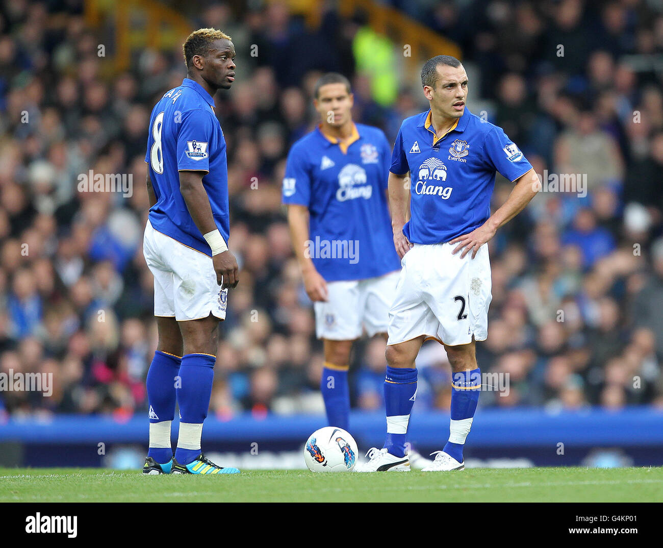 Everton's Louis Saha (L) and Leon Osman (R) prepare to restart the game after they concede the first goal of the game Stock Photo