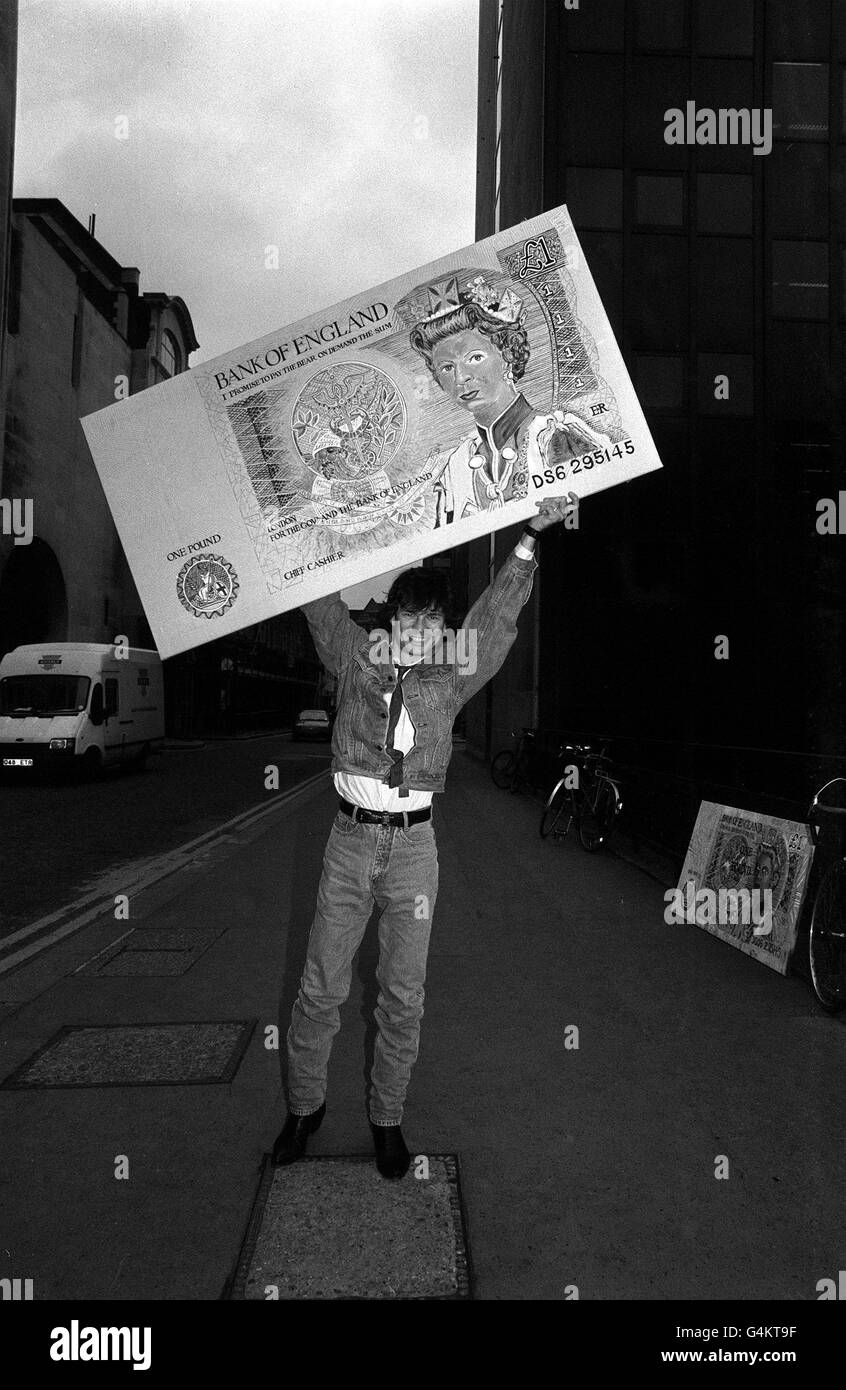 PA NEWS PHOTO 26/11/87 AMERICAN ARTIST JAMES BOGGS JUBILANTLY HOLDS ONE OF HIS WORKS HIGH TODAY AFTER BEING CLEARED OF ILLEGALLY REPRODUCING BANK OF ENGLAND NOTES AT THE OLD BAILEY IN LONDON Stock Photo