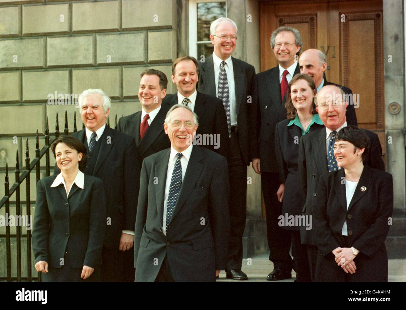 First Minister of Scotland Donald Dewar (front) & his first cabinet to serve in the Labour/Liberal Democrat coalition. (l/r) Wendy Alexander, Lord Hardie, Jack McConnell, Tom McCabe, Jim Wallace , Henry McLeish, Sam Gabraith, Susan Deacon, Ross Finnie, Sarah Boyack. * Wendy Alexander (Communities) Lord Hardie (Lord Advocate) Jack McConnell (Finance) Tom McCabe (Business Manager) Jim Wallace (Deputy First Minister and justice) Henry McLeish (Enterprise) Sam Gabraith (Education) Susan Deacon (Health) Ross Finnie (Rural Affairs) Sarah Boyack (Transport and Enviroment). Stock Photo