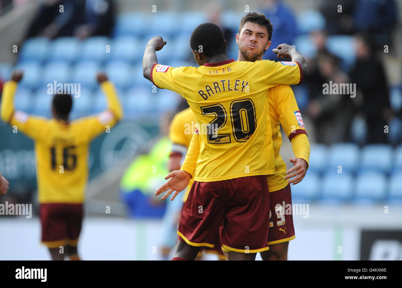 Burnley's Marvin Bartley and Charlie Austin celebrate after the final whistle during the npower Football League Championship match at the Ricoh Arena, Coventry. Stock Photo