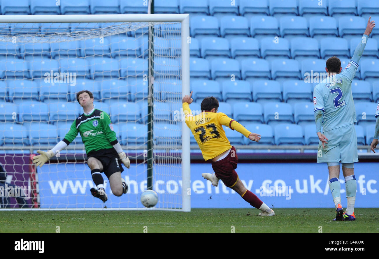 Burnley's Charlie Austin scores the winning goal past Coventry City's Joe Murphy during the npower Football League Championship match at the Ricoh Arena, Coventry. Stock Photo