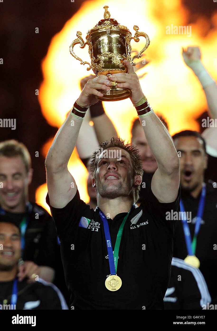 Rugby Union - Rugby World Cup 2011 - Final - France v New Zealand - Eden Park. New Zealand captain Richie McCaw lifts the Webb Ellis Cup as he celebrates winning the World Cup Final Stock Photo