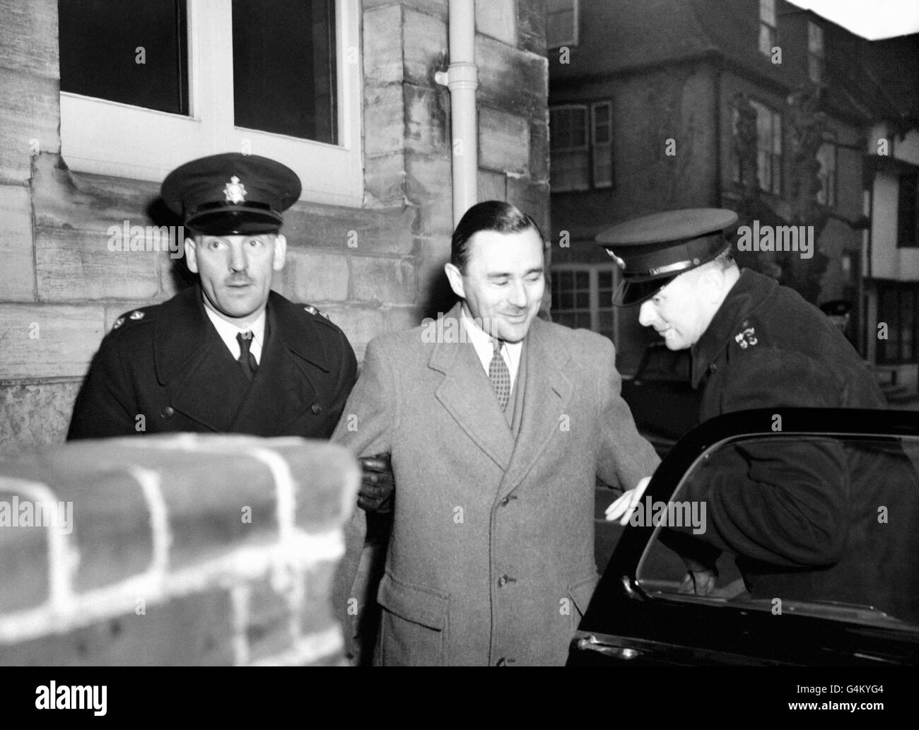 John George Haigh under police escort at Horsham Magistrates' Court, Sussex, after being put on remand for the murder of Mrs Olive Durand-Deacon, one of the victims of the so-called 'Acid Bath Murders'. Haigh was later executed for his crimes. Stock Photo