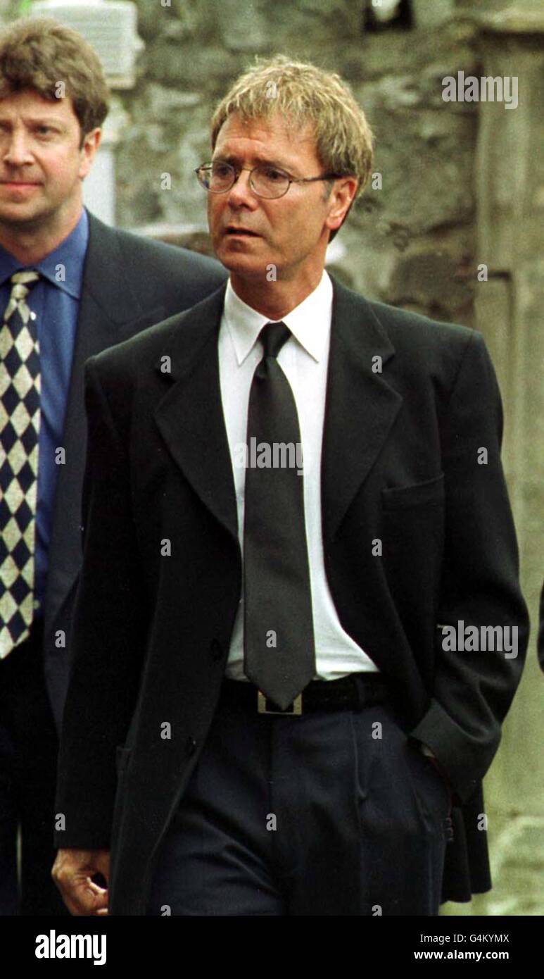 Singer Sir Cliff Richard arrives for the funeral of Jill Dando, at Clarence Park Baptist church, Weston-Super-Mare. TV Presenter Miss Dando was murdered on the doorstep of her Fulham home 26/4/99. Stock Photo