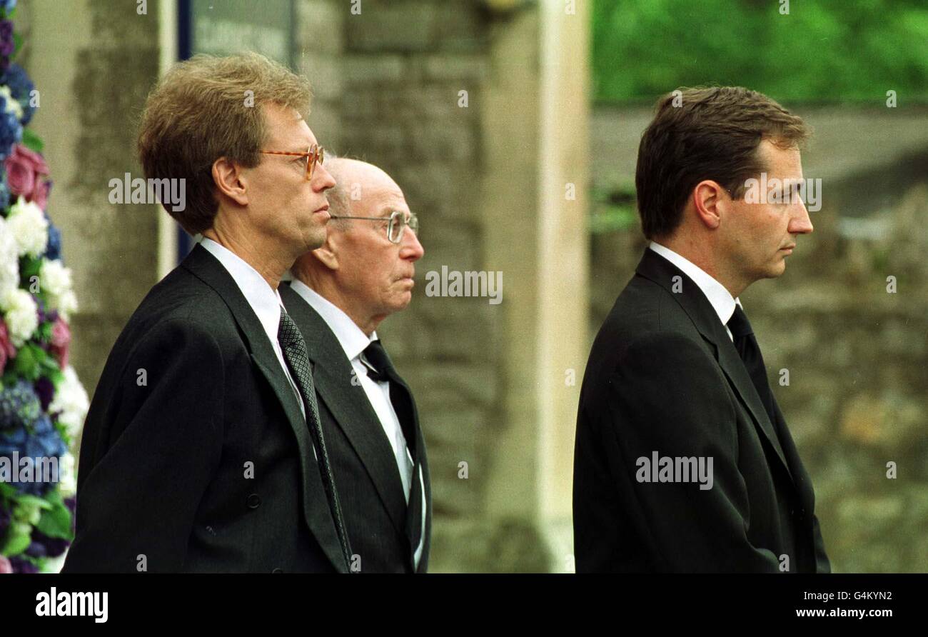 Jill Dando's fiance Alan Farthing (R) walks ahead of her father Jack and her brother Nigel (L) at her funeral Clarence Park Baptist church, Weston-Super-Mare. TV Presenter Miss Dando was murdered on the doorstep of her Fulham home 26/4/99. Stock Photo