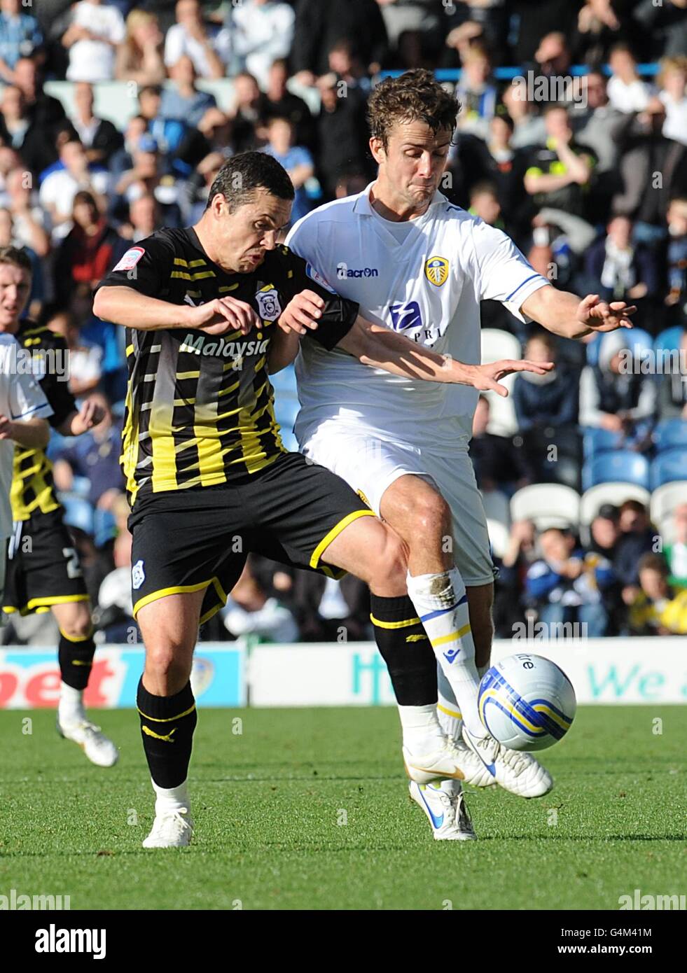 Soccer - npower Football League Championship - Leeds United v Cardiff City - Elland Road. Cardiff City's Don Cowie (left) and Leeds United's Danny Pugh battle for the ball Stock Photo