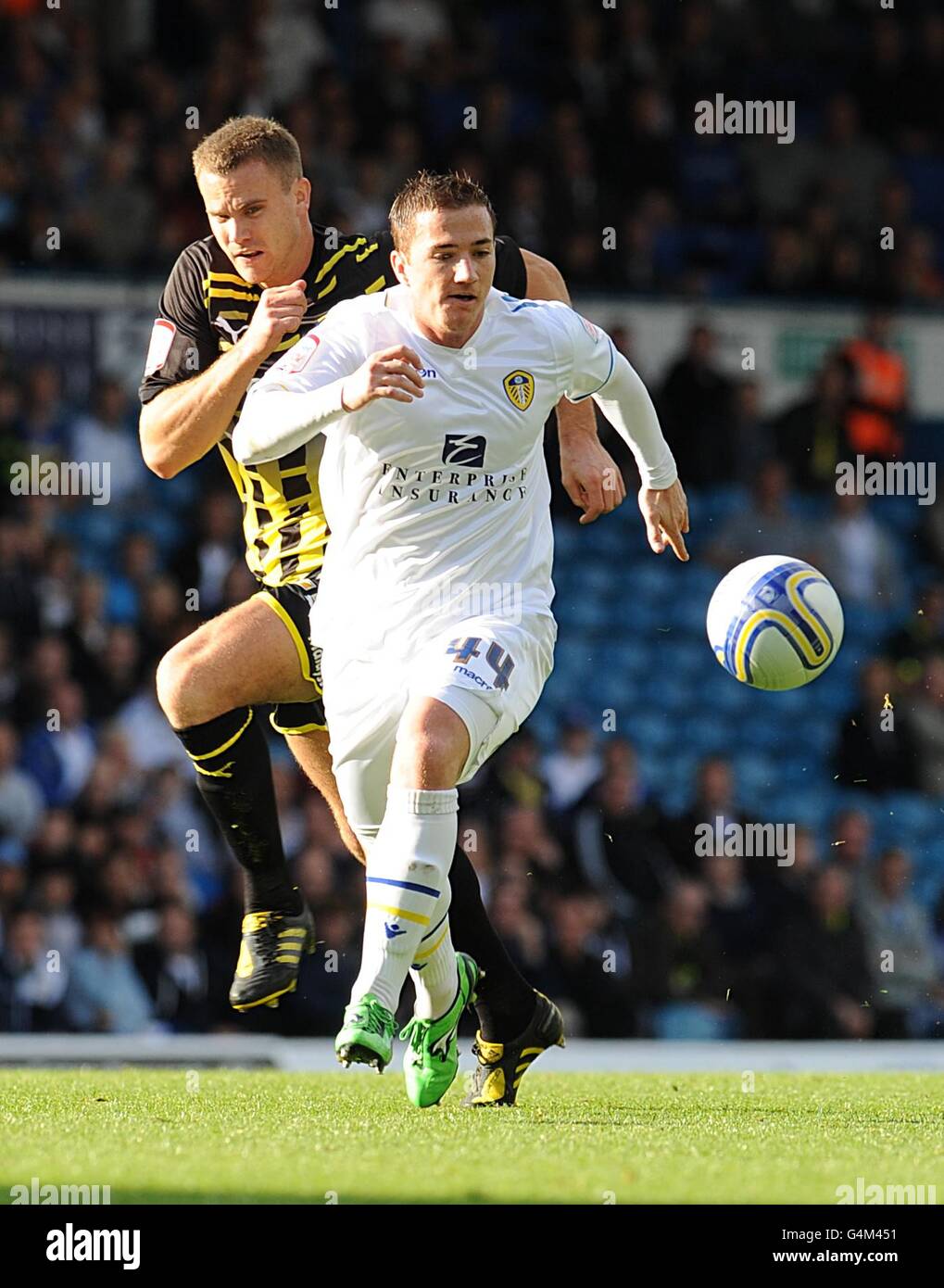 Soccer - npower Football League Championship - Leeds United v Cardiff City - Elland Road. Cardiff City's Ben Turner (left) and Leeds United's Ross McCormack battle for the ball Stock Photo
