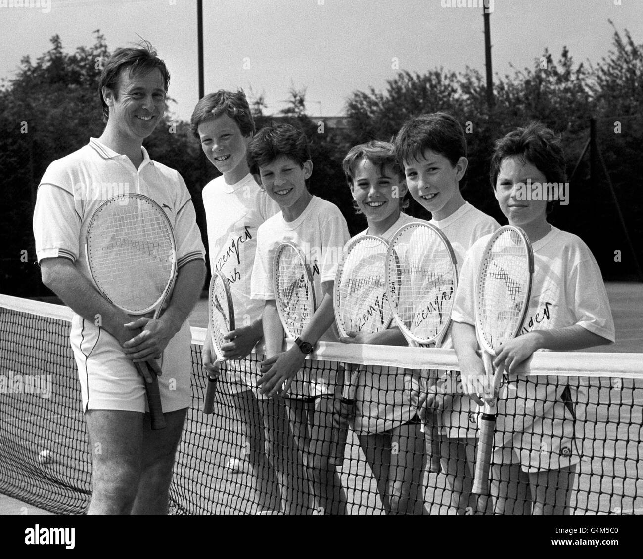 Tim Henman aged 13 (2nd boy from left), with head coach David Lloyd at the Slazenger Raquet Club. The Club had a scholarship scheme for promising young players, and was the brainchild of financier Jim Slater. Boys (from left): James Bailey, Tim Henman, David Loosemore, Paul Jessop, James Delgado. Stock Photo