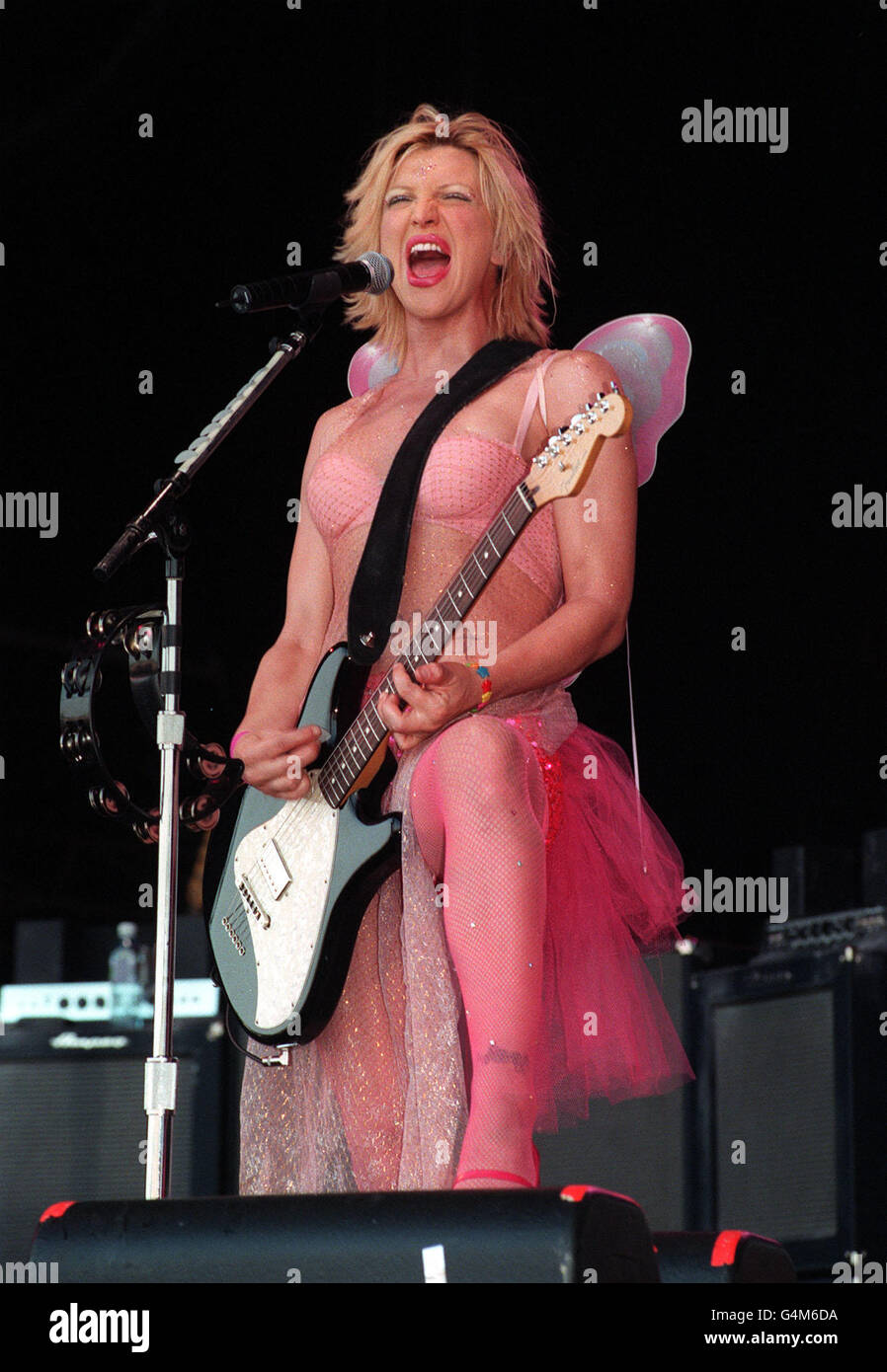 blowjob-animated-courtney-love-upskirt-on-stage-drunk-and