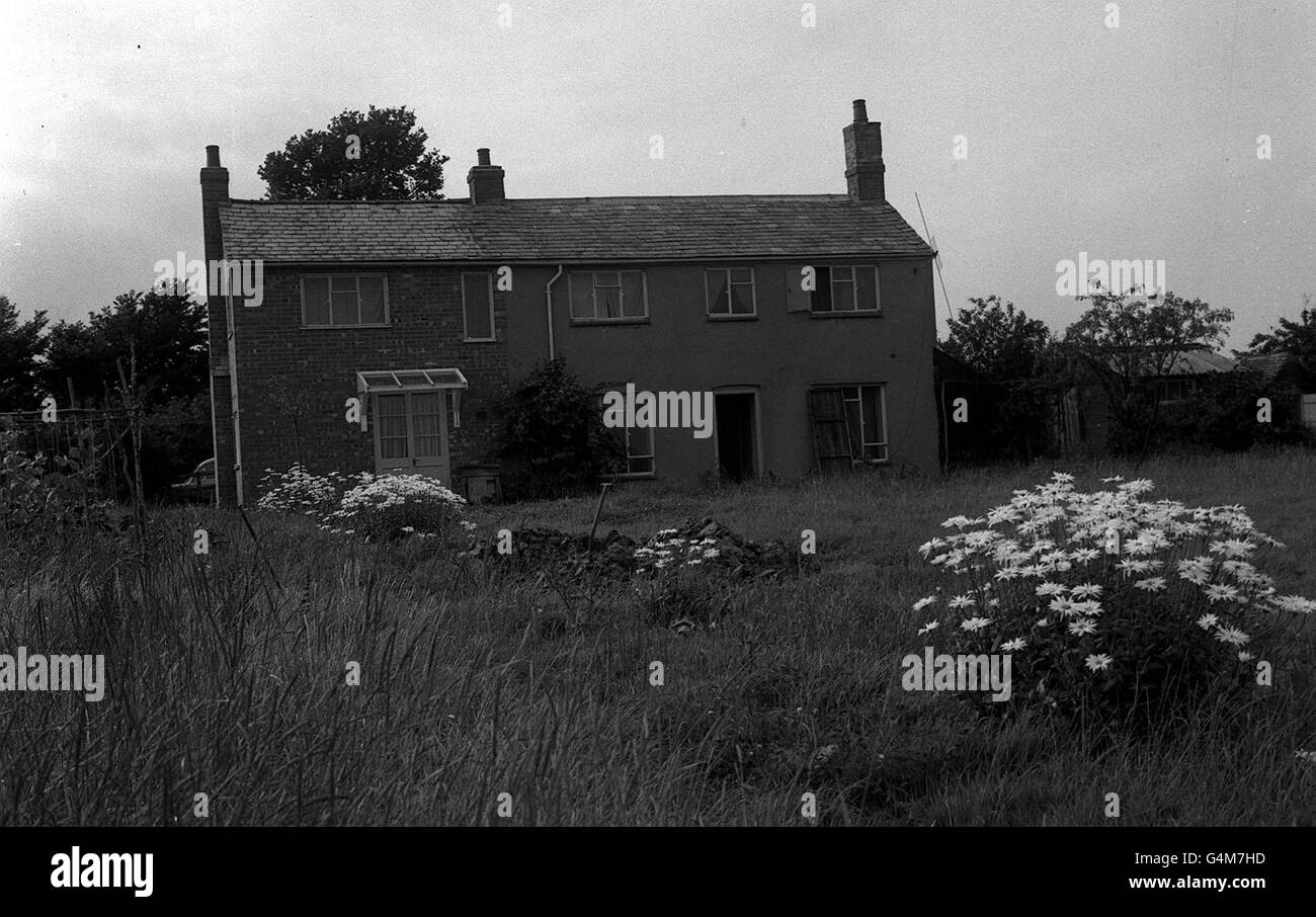 The house used as a hide-out, at Leatherslade Farm, Oakley, near Bukinghamshire, by the gang who carried out the 2.6 million pound Great mail Train Robbery. In front of the farmhouse is a half-dug hole , believed to have been intended to bury the loot. Stock Photo