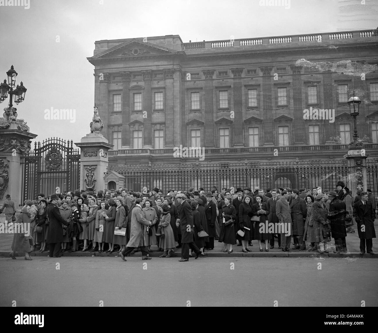 Crowds mass outside Buckingham Palace following the news of the sudden death of King George VI. Stock Photo