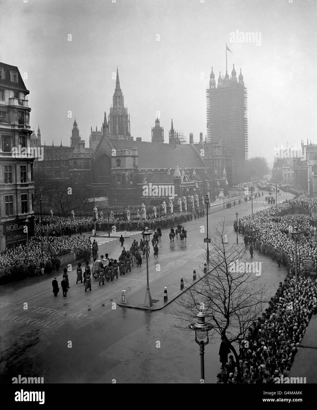 The cortege with the coffin of King George VI, about to enter New Palace Yard from Parliament Square, as it arrived at Westminster Hall to lie in State. The draped coffin, bearing the Queen Mother's wreath and the Imperial State Crown, was drawn on a gun-carriage by the King's Troop, Royal Horse Artillery. Stock Photo